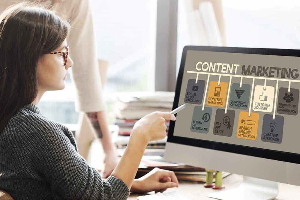 Eine Frau schaut auf einen Computerbildschirm mit Content-Marketing darauf.