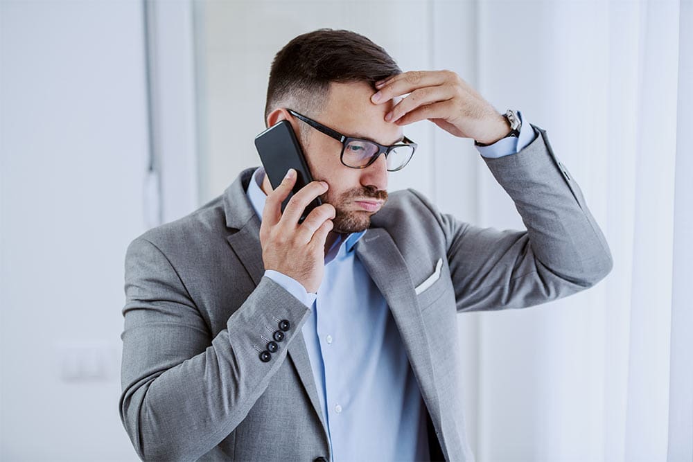 Frustrierter Mann bei einem Telefonat
