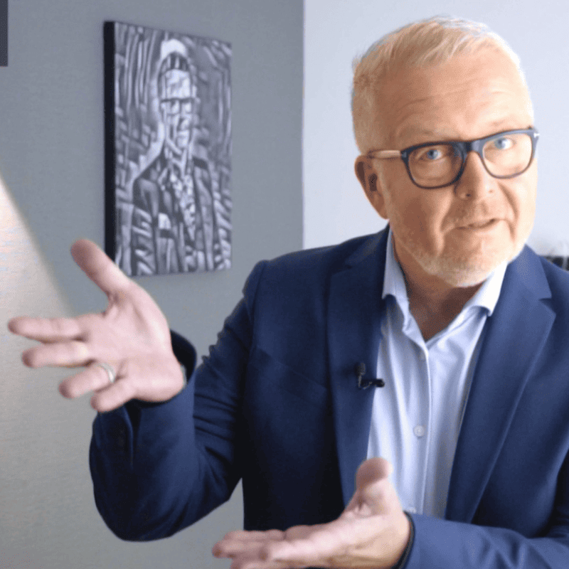Landingpage BEV links Ein Mann mit Brille und Anzug spricht in die Kamera.