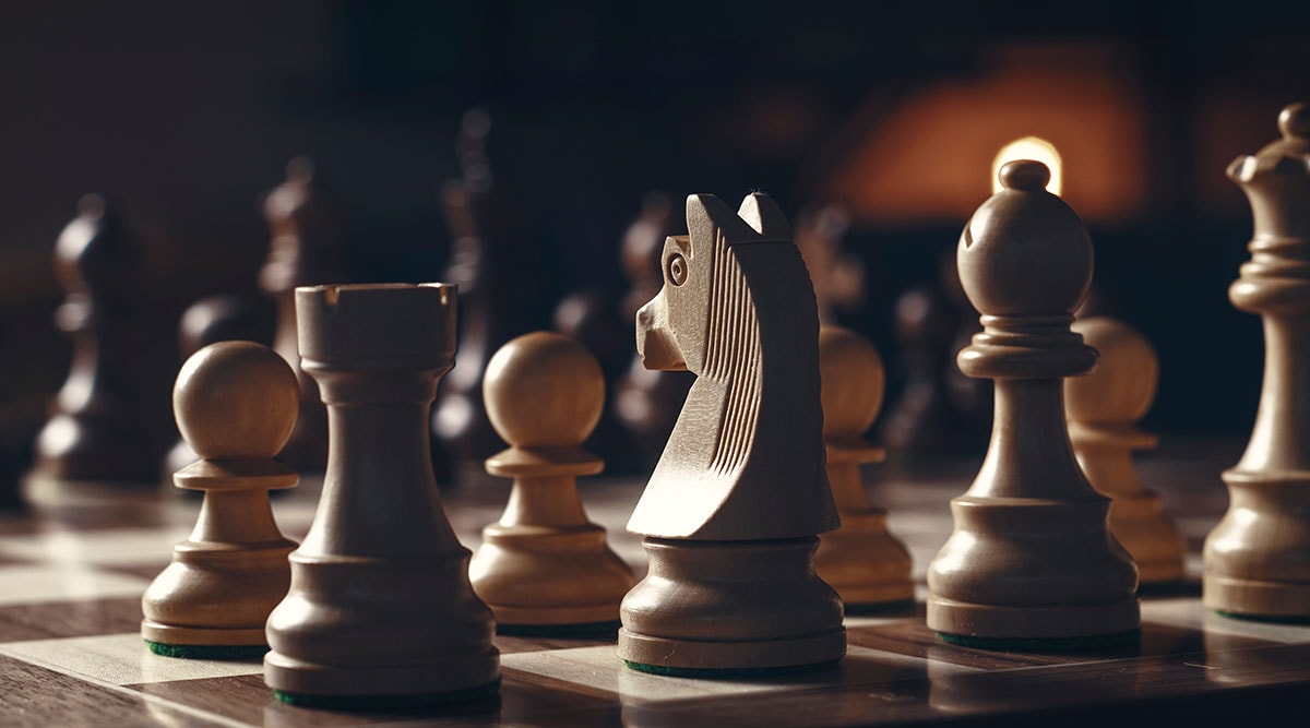Schachfiguren auf einem Schachbrett – Symbolbild für Marketing-Strategie entwickeln
